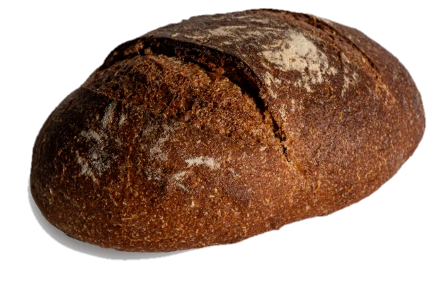 Okrugli crni raženi hleb, gusto posut brašnom, sa četiri kosa zareza.