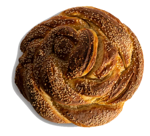 Pletenica od šest pramenova, premazana jajetom i gusto posuta susamom.