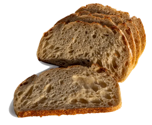 Okrugao hleb Locus Sourdough, posut brašnom, sa zarezima u obliku klasa i tamnozlatnom korom.
